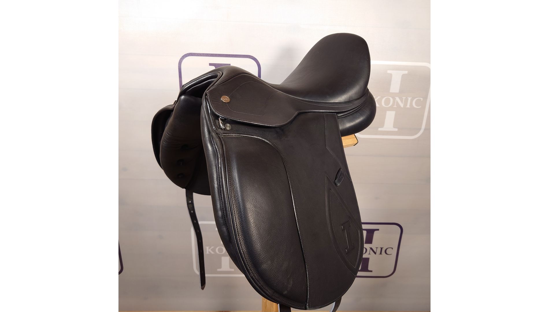 Dressage saddle (end of line)