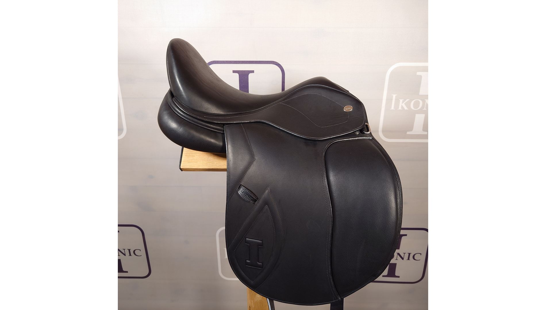 Dressage saddle (end of line)