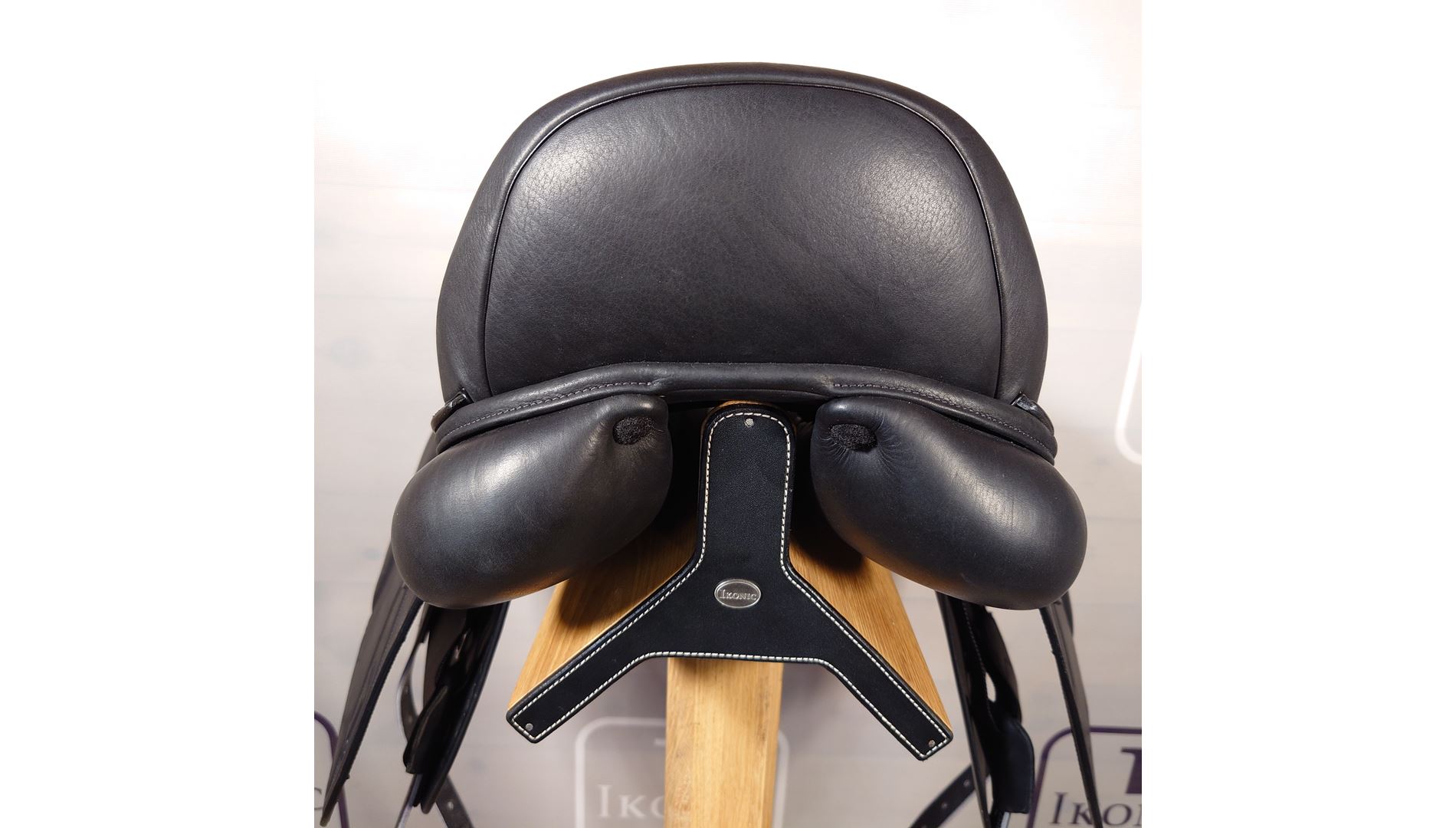 Dressage saddle (end of line)