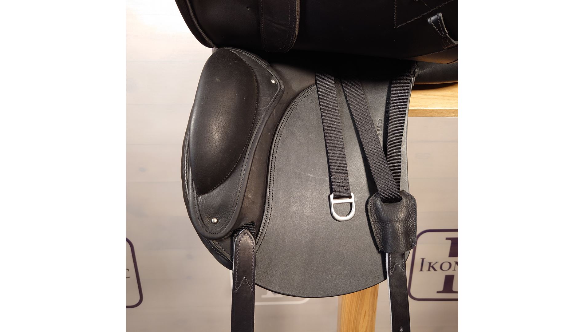 Dressage saddle (end of line)
