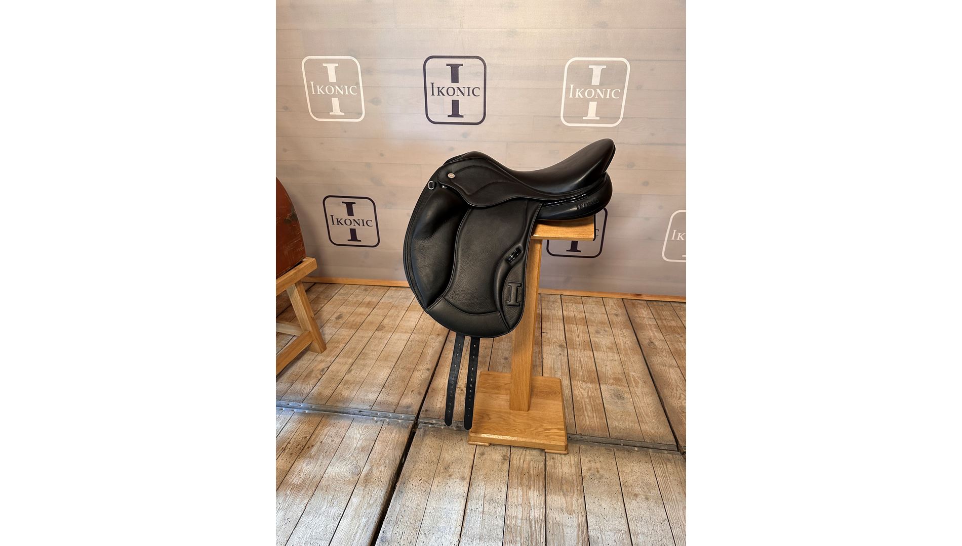 Dressage saddle (end of line)