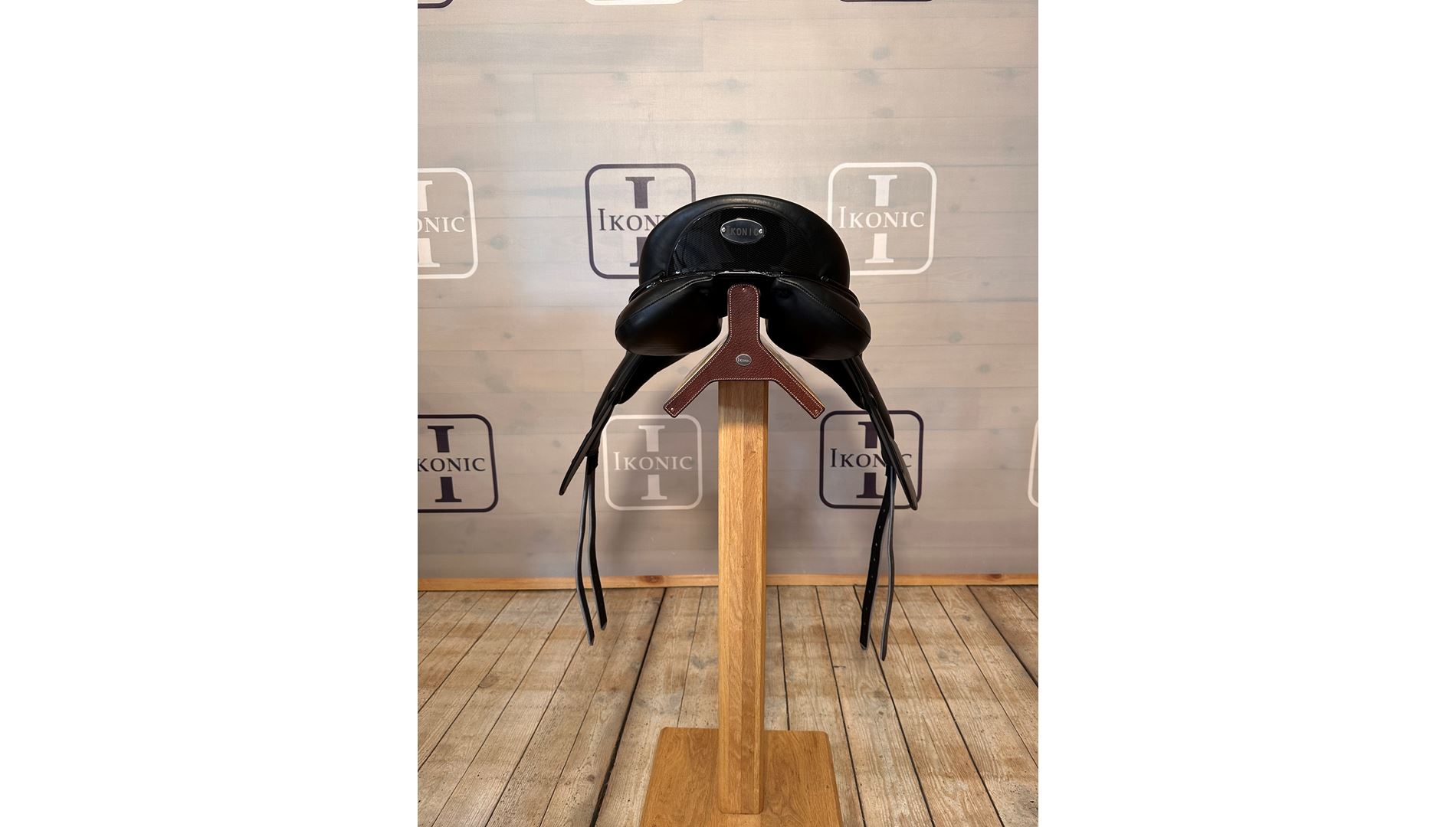 Dressage saddle (end of line)