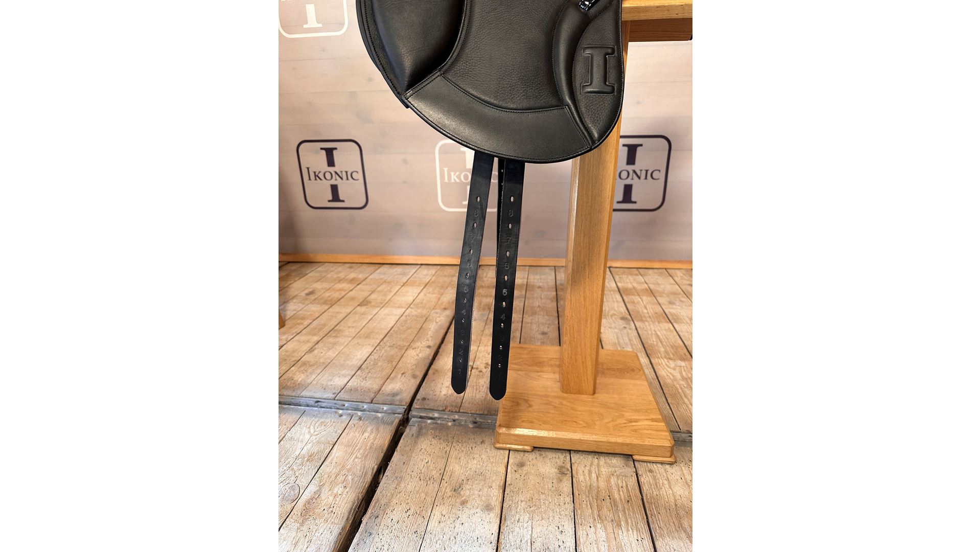 Dressage saddle (end of line)