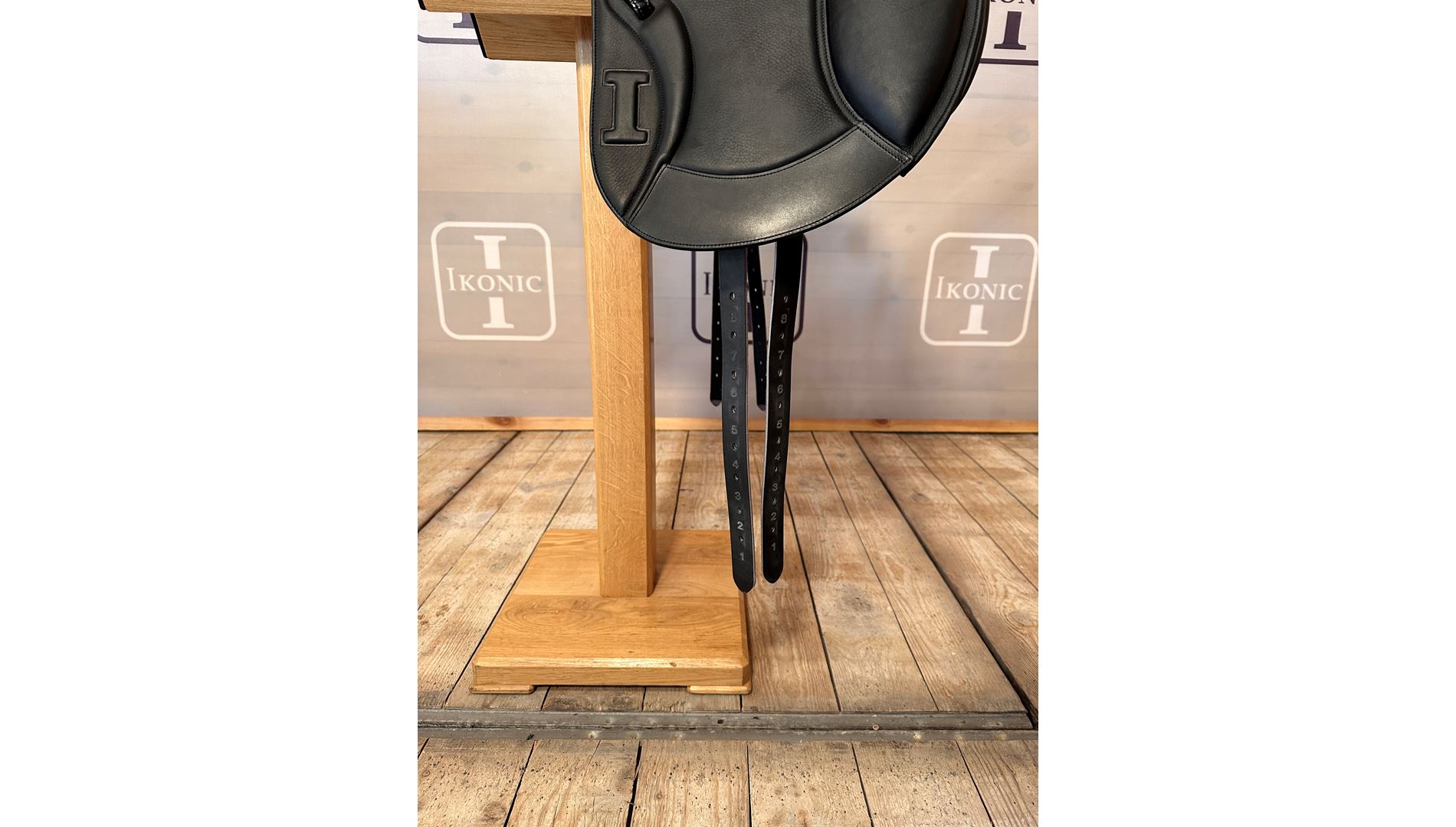 Dressage saddle (end of line)