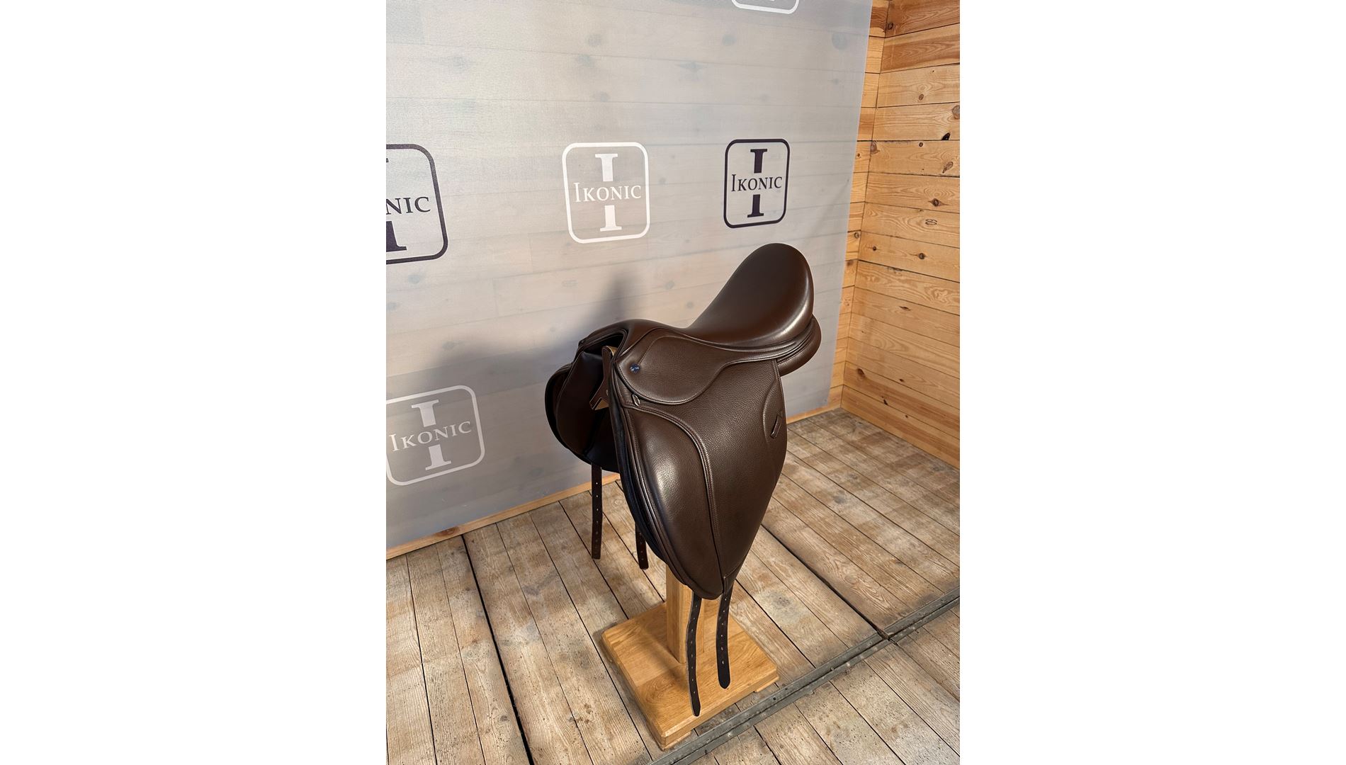 Hybrid dressage saddle (end of line)