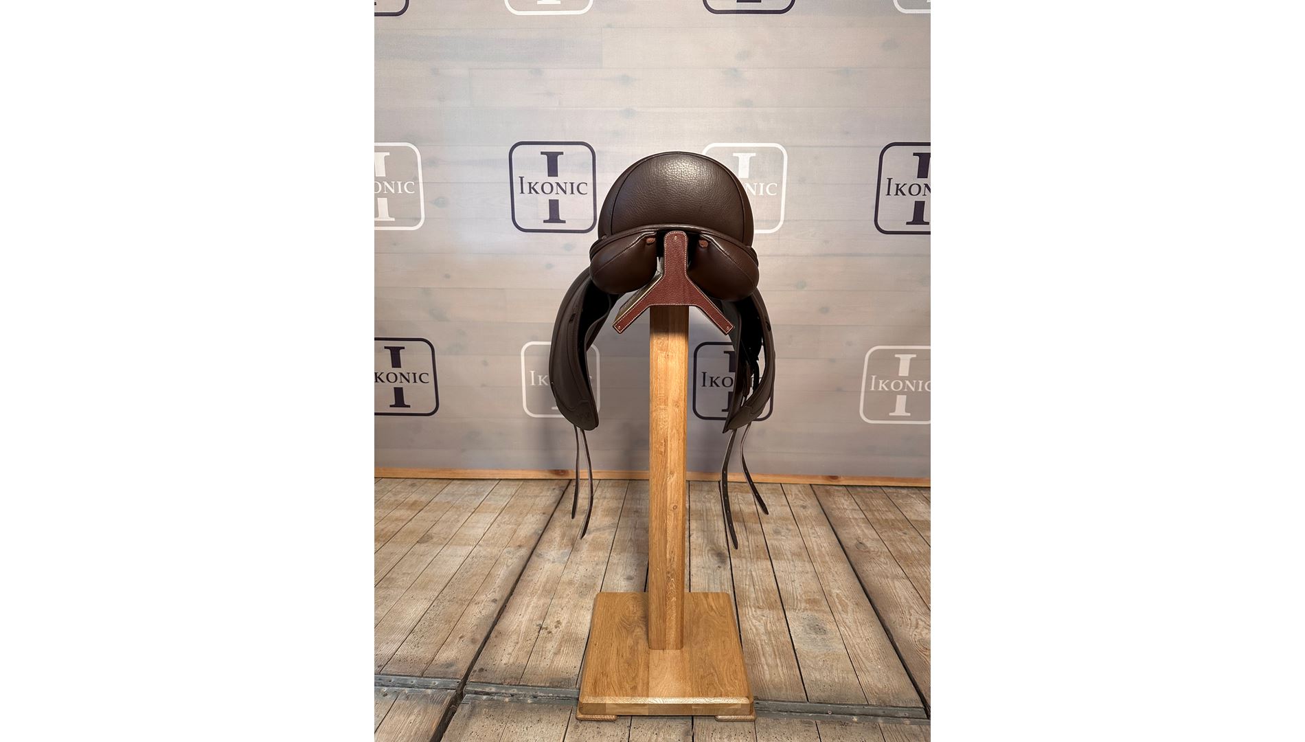 Hybrid dressage saddle (end of line)