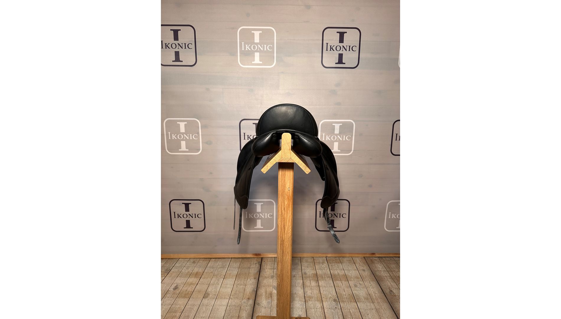 Second-hand dressage saddle