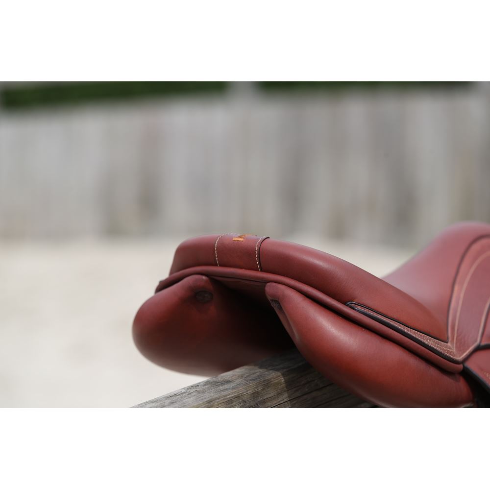 Ikonic "Elite" All in Balance Jumping Saddle