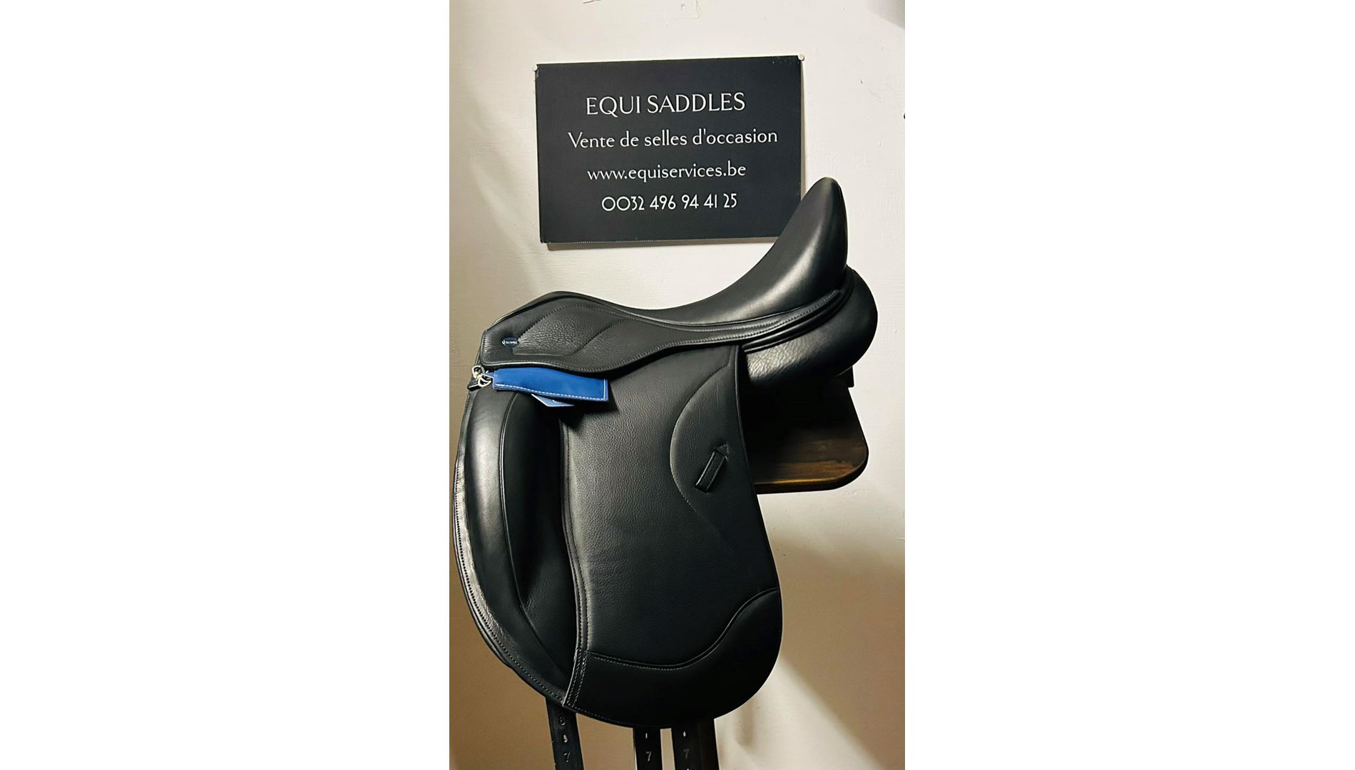 22044713  Selle de Dressage IKONIC "Hybride" Mono quartier-Standart-Taquet long