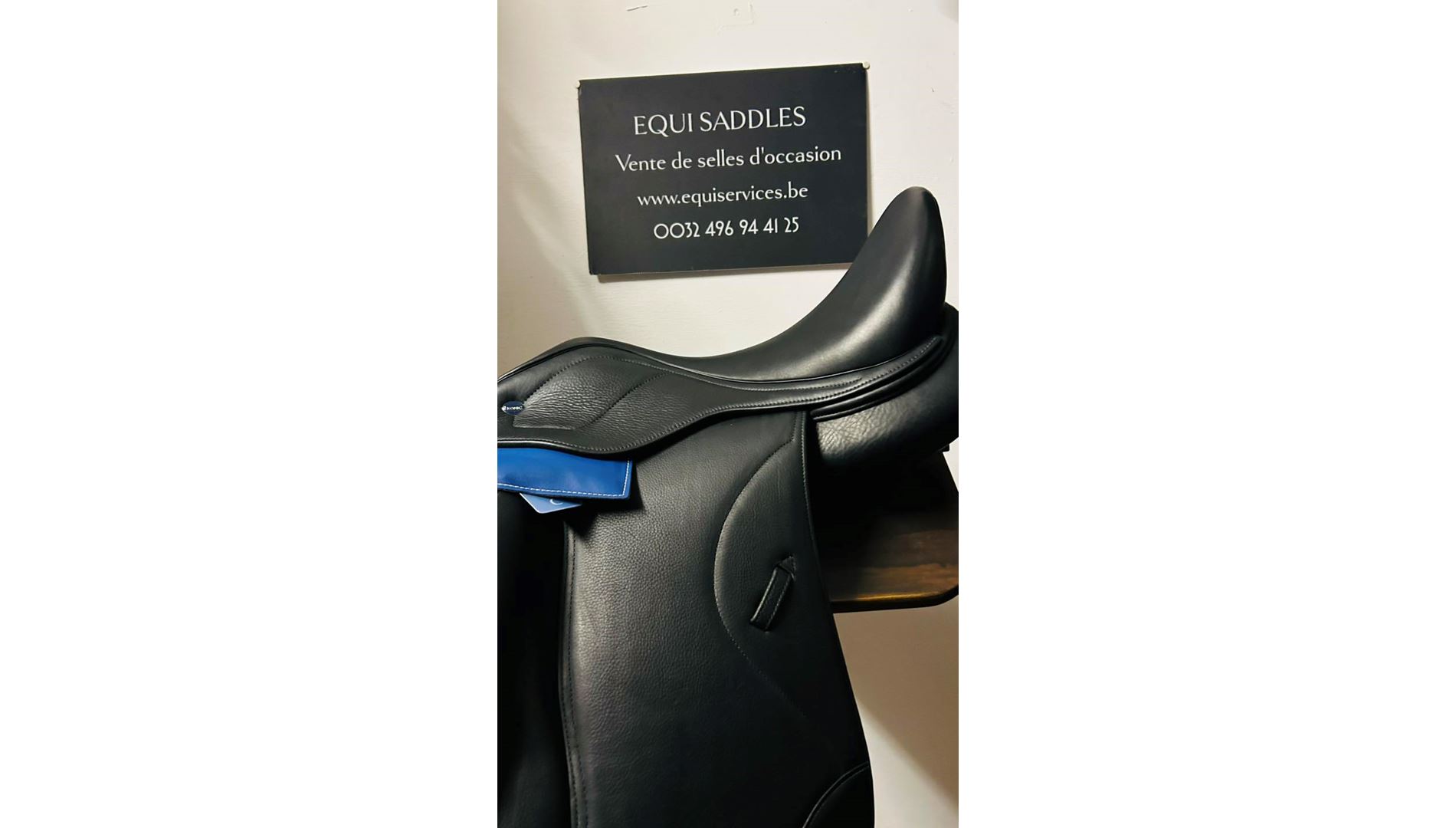 22044713  Selle de Dressage IKONIC "Hybride" Mono quartier-Standart-Taquet long