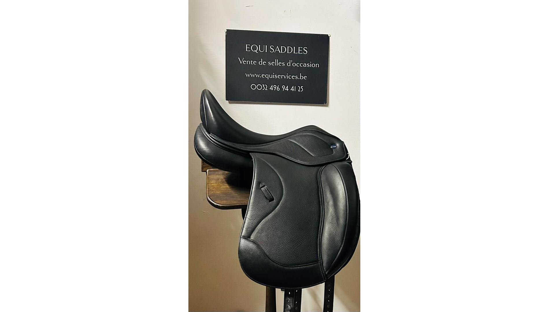 22044713  Selle de Dressage IKONIC "Hybride" Mono quartier-Standart-Taquet long