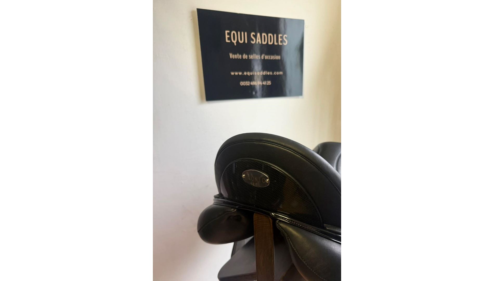 240212010  IKONIC "Evolution" Selle Dressage Quartier Veau Taquet Velcro