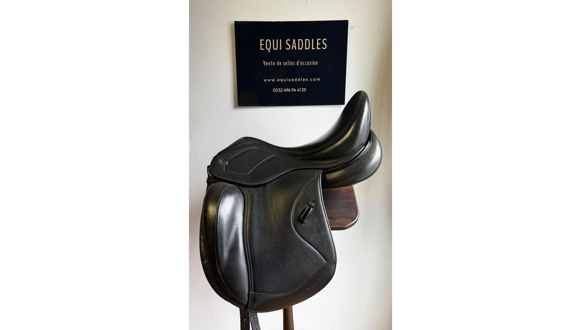 21123990  Selle de Dressage IKONIC "Hybride" Mono quartier-Standart-Taquet long