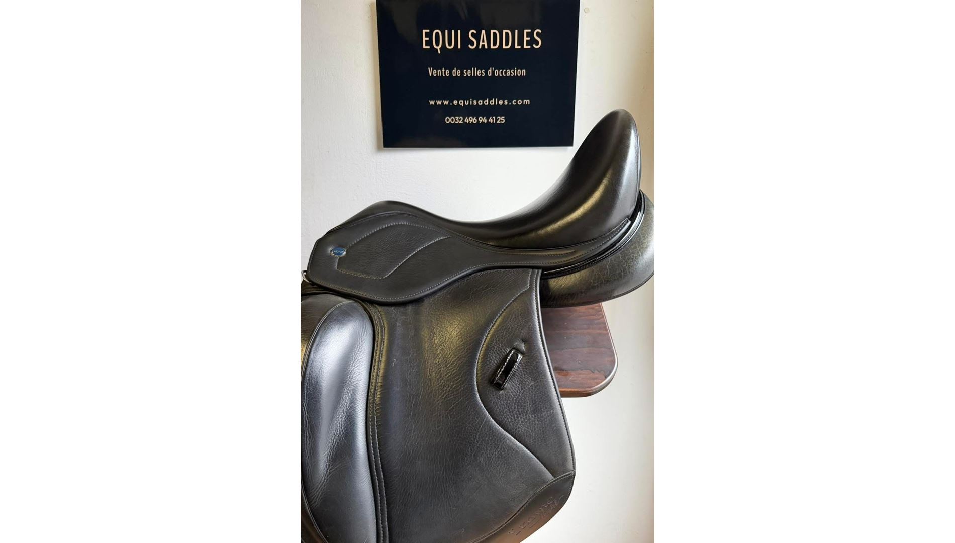 21123990  Selle de Dressage IKONIC "Hybride" Mono quartier-Standart-Taquet long