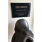 21123990  Selle de Dressage IKONIC "Hybride" Mono quartier-Standart-Taquet long