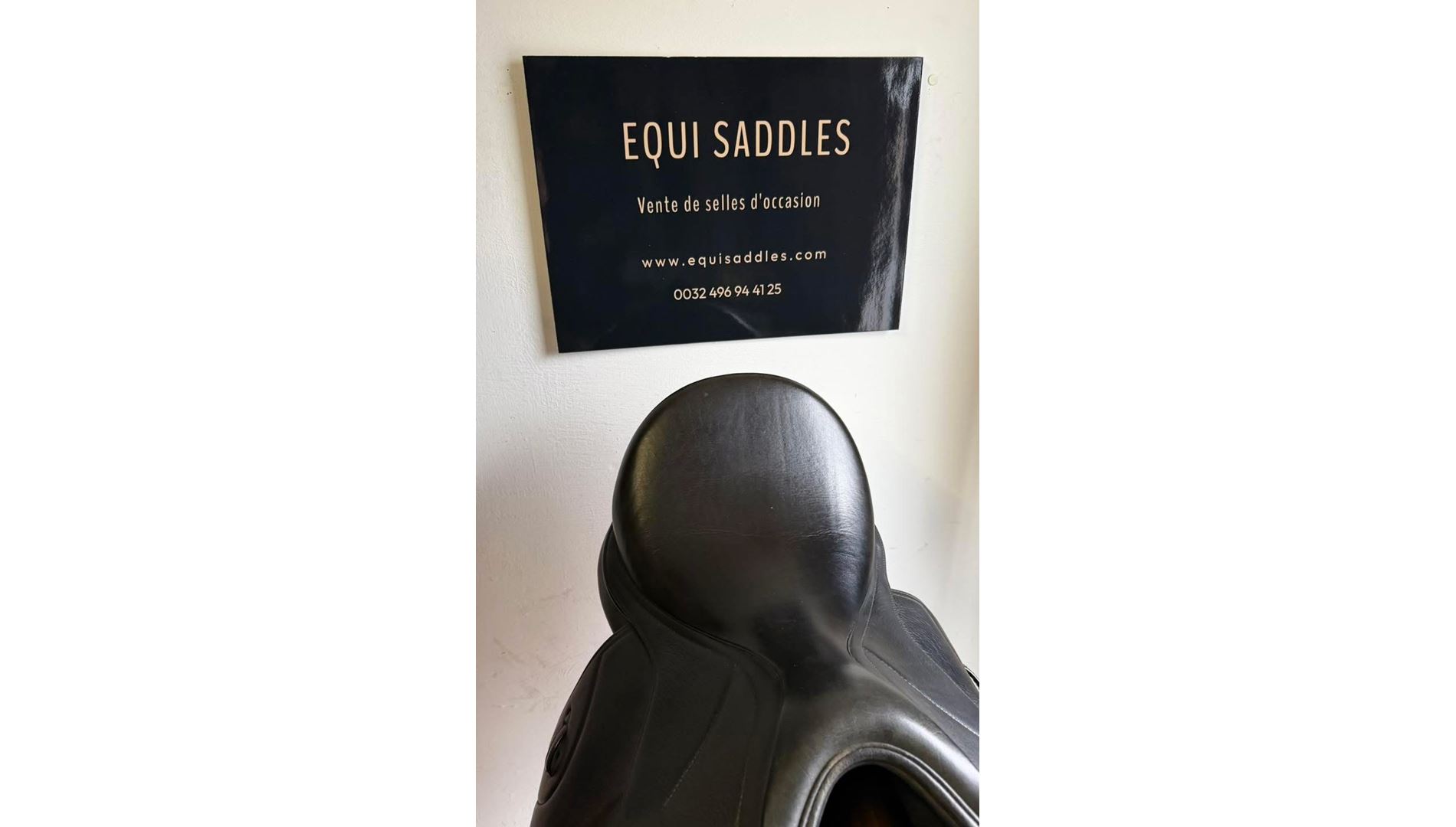 21123990  Selle de Dressage IKONIC "Hybride" Mono quartier-Standart-Taquet long