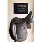 22014283  Selle de Dressage IKONIC "Hybride" Mono quartier-Standart-Taquet long