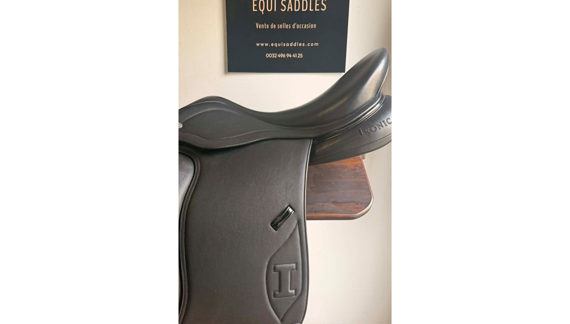 230418692  IKONIC "Evolution" Selle Dressage Quartier Veau Taquet Velcro