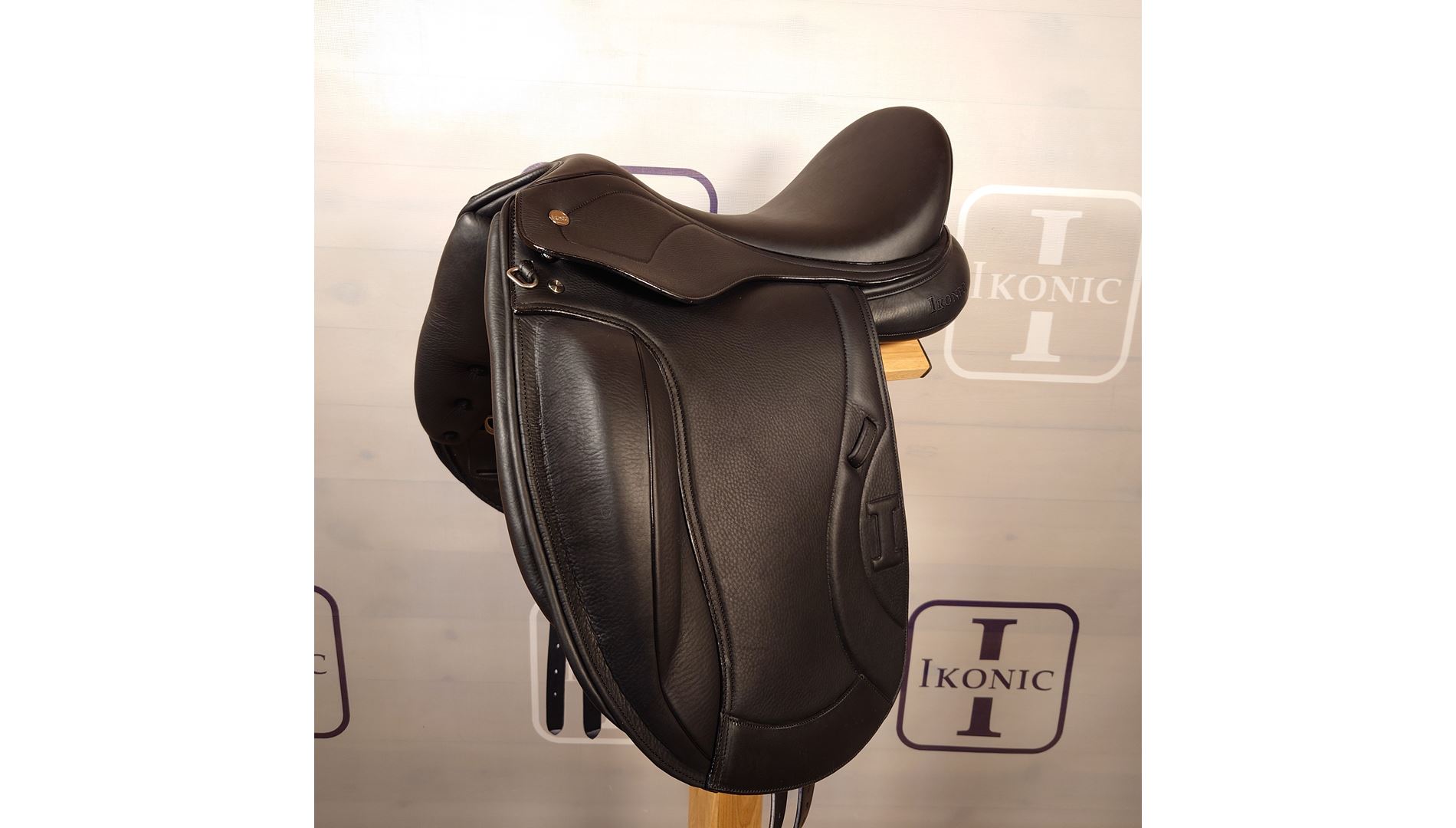 Dressage saddle (end of line)