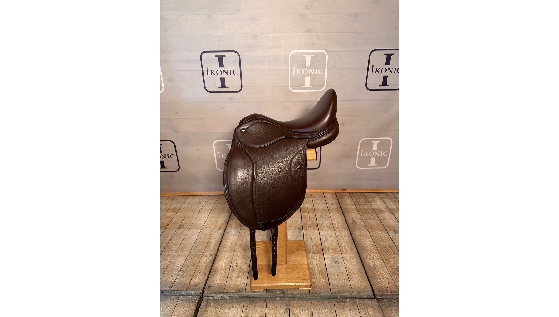Hybrid dressage saddle (end of line)