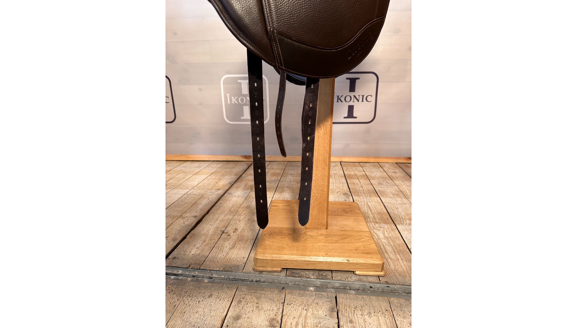 Hybrid dressage saddle (end of line)