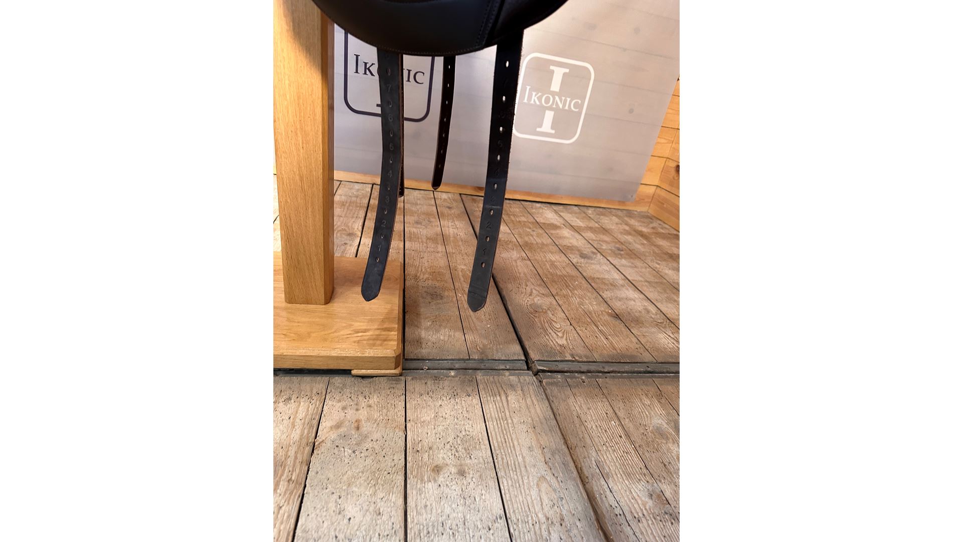 Hybrid dressage saddle (end of line)