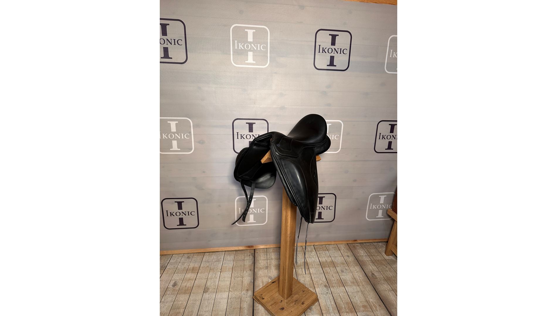 Second-hand dressage saddle