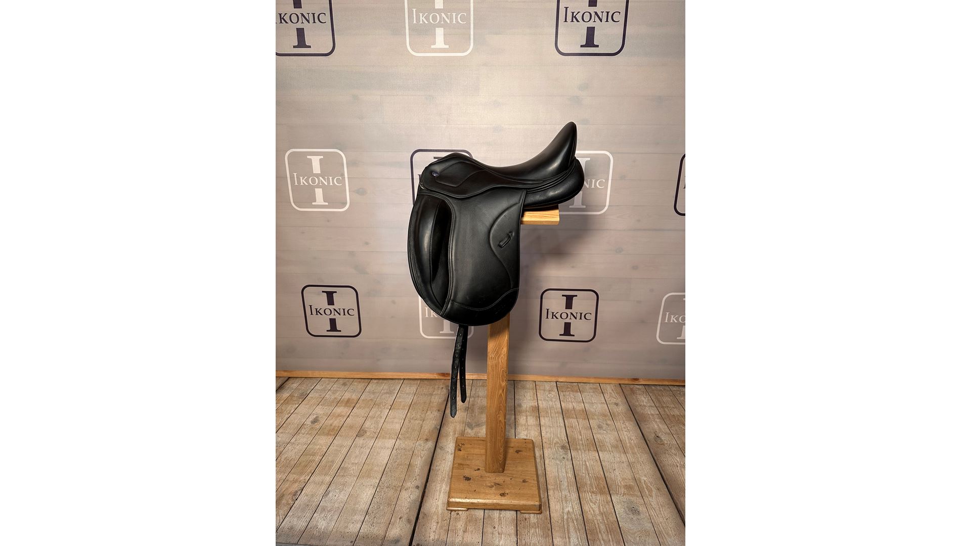 Second-hand dressage saddle