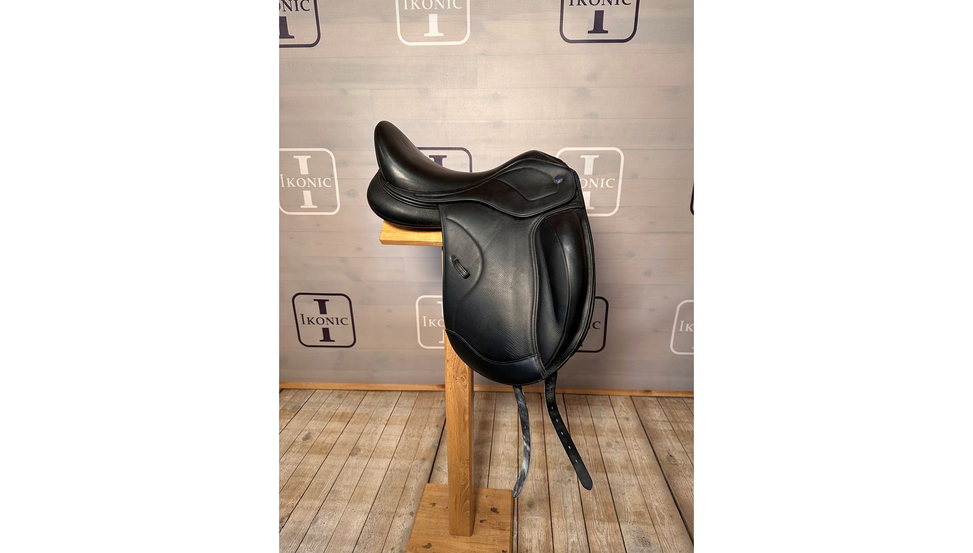 Second-hand dressage saddle