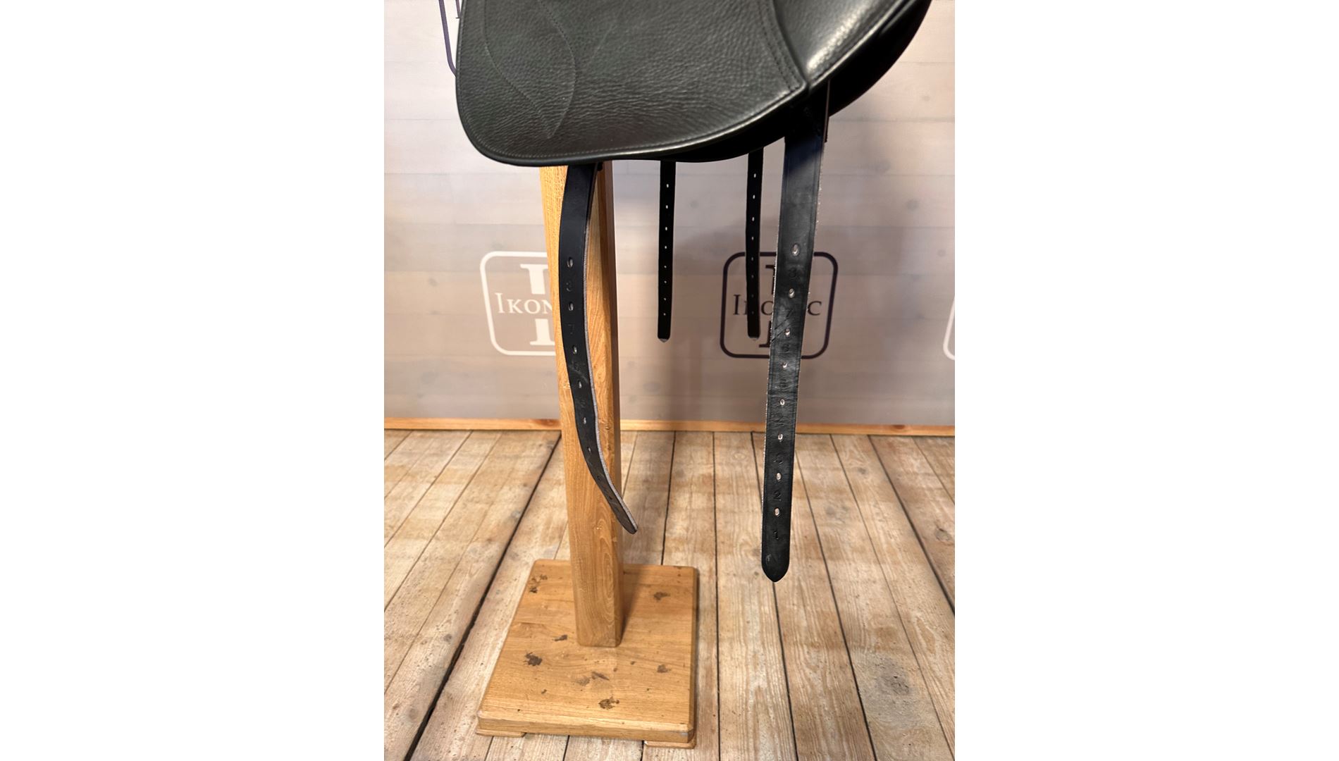 Dressage saddle