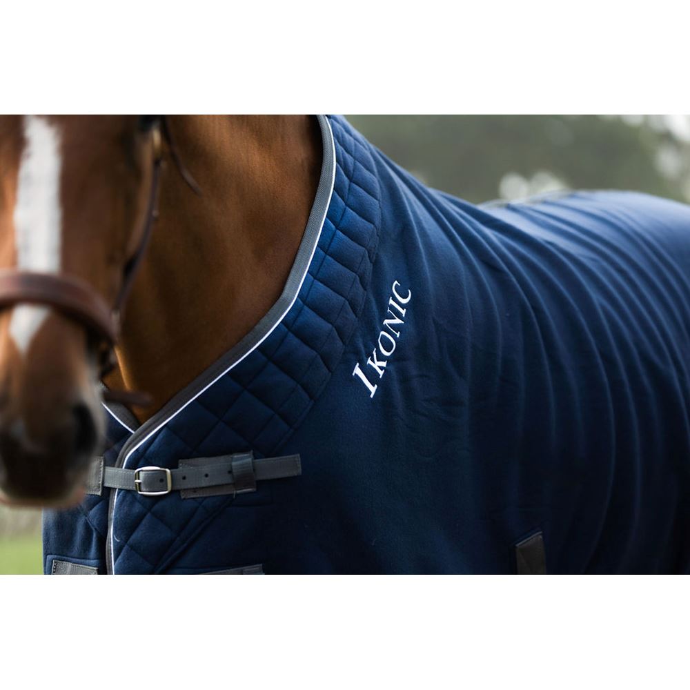 IKONIC Fleece Deken met gevoerd nekstuk