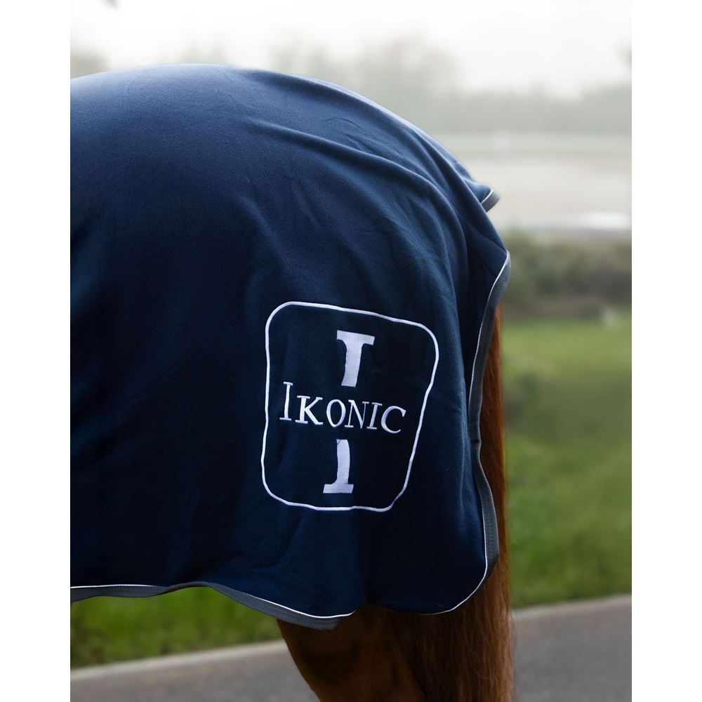 IKONIC Fleece Deken met gevoerd nekstuk