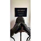 21123990  Selle de Dressage IKONIC "Hybride" Mono quartier-Standart-Taquet long