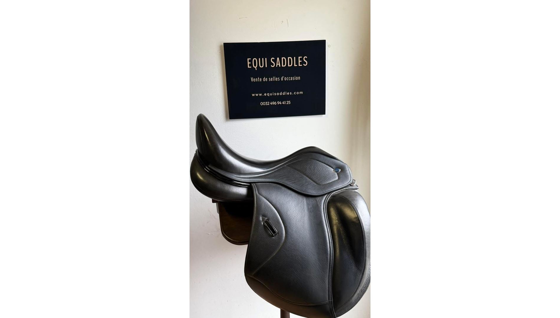 21123990  Selle de Dressage IKONIC "Hybride" Mono quartier-Standart-Taquet long