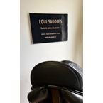 21123990  Selle de Dressage IKONIC "Hybride" Mono quartier-Standart-Taquet long