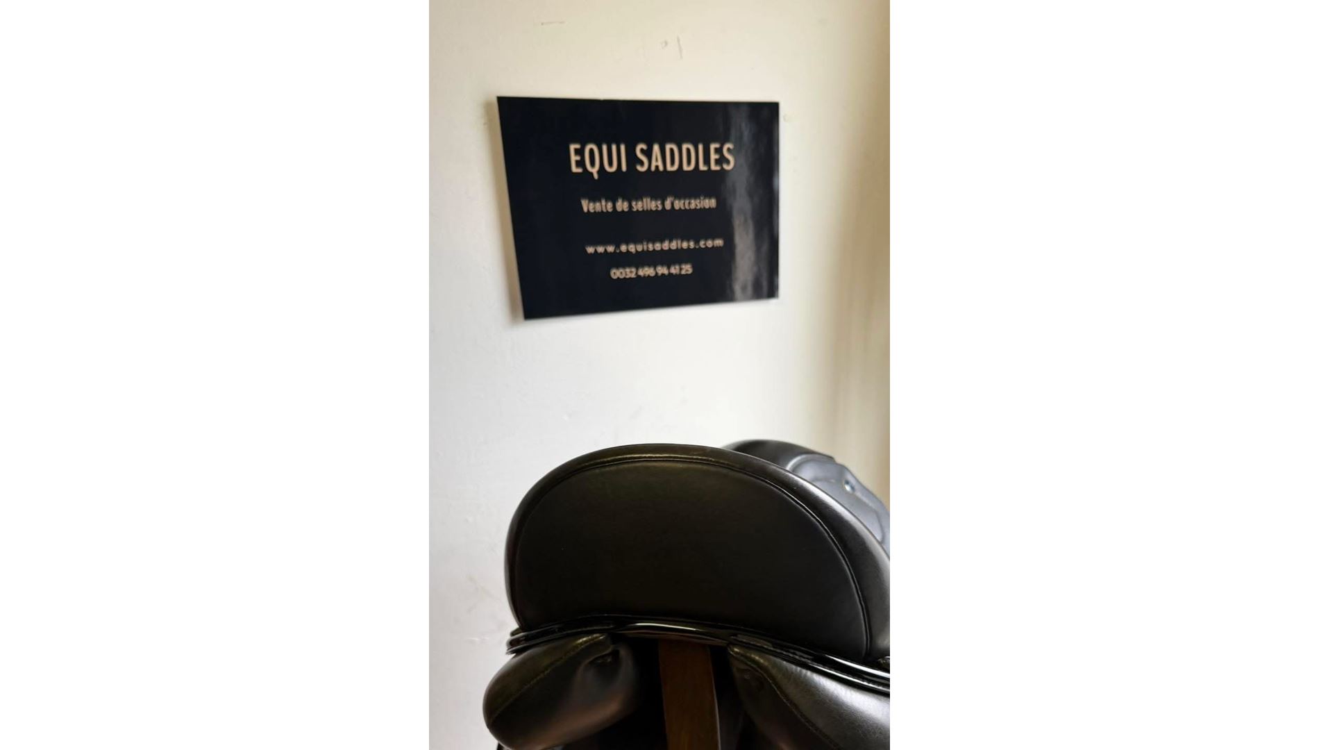 21123990  Selle de Dressage IKONIC "Hybride" Mono quartier-Standart-Taquet long