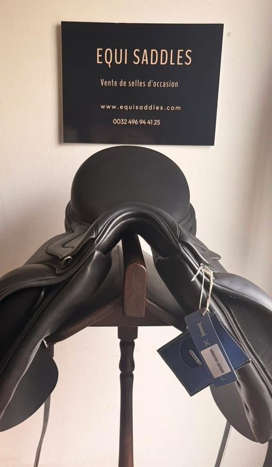 230418692  IKONIC "Evolution" Selle Dressage Quartier Veau Taquet Velcro