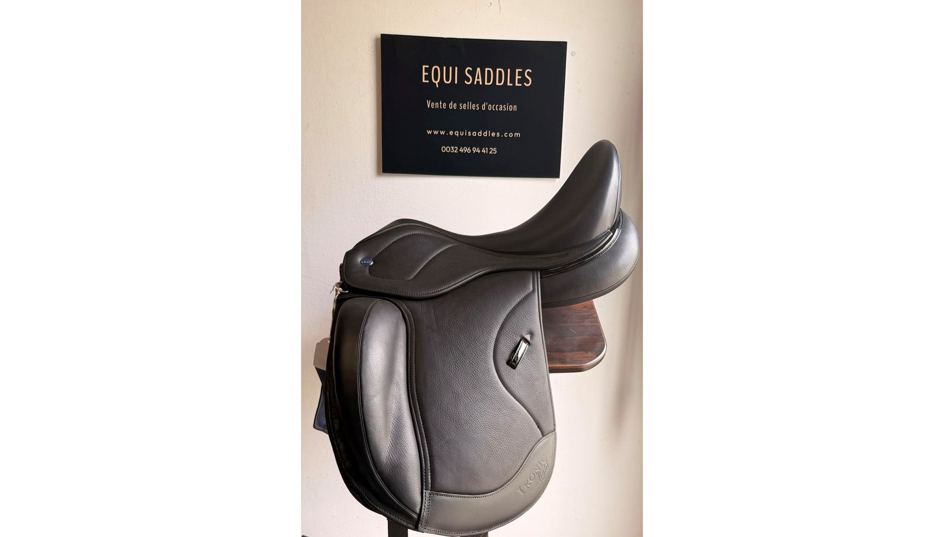 22014283  Selle de Dressage IKONIC "Hybride" Mono quartier-Standart-Taquet long