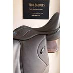 22014283  Selle de Dressage IKONIC "Hybride" Mono quartier-Standart-Taquet long